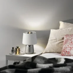 Lampada da Tavolo in Ceramica Argento con Paralume Bianco Elegante
