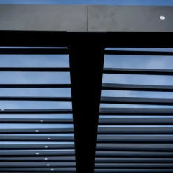 Pergola Bioclimatica in Alluminio con Lamelle Effetto Legno 360x300
