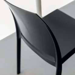 Set 4 Sedie da Pranzo in Resina Impilabili Nero con Tappi Antiscivolo