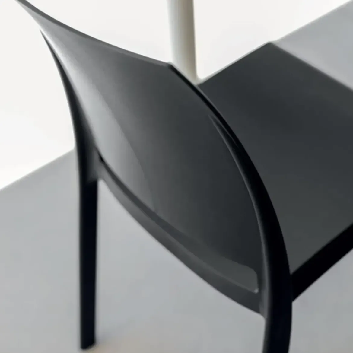 Set 4 Sedie da Pranzo in Resina Impilabili Nero con Tappi Antiscivolo