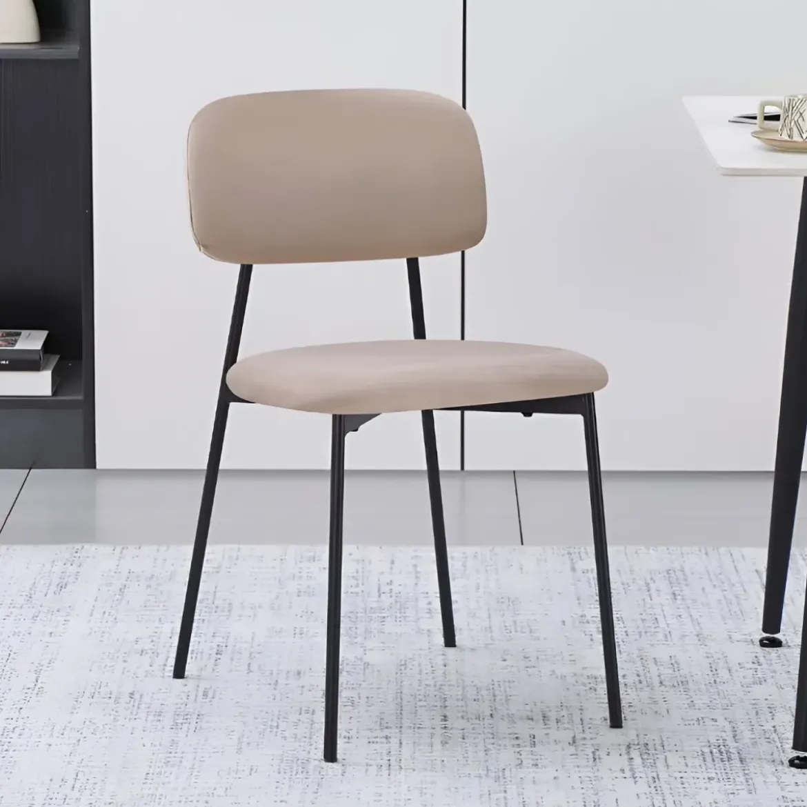 Set 4 Sedie in Vellutino Beige 44x49x78 cm Struttura in Metallo Nero